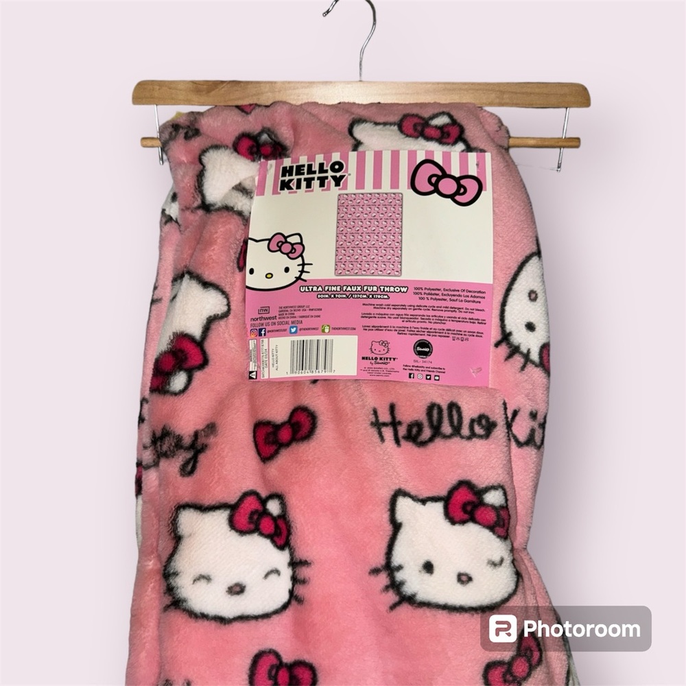 Hello‎ Kitty Ultra Fine Faux Fur Throw Blanket – Pink